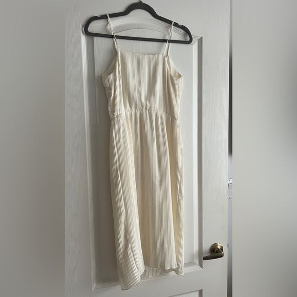 Express Cream Pleated Dress Size XS - Picture 2 of 3